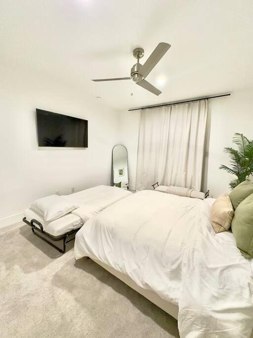 Holiday home Comfortable Modern In Downtown - Sleeps 10 *