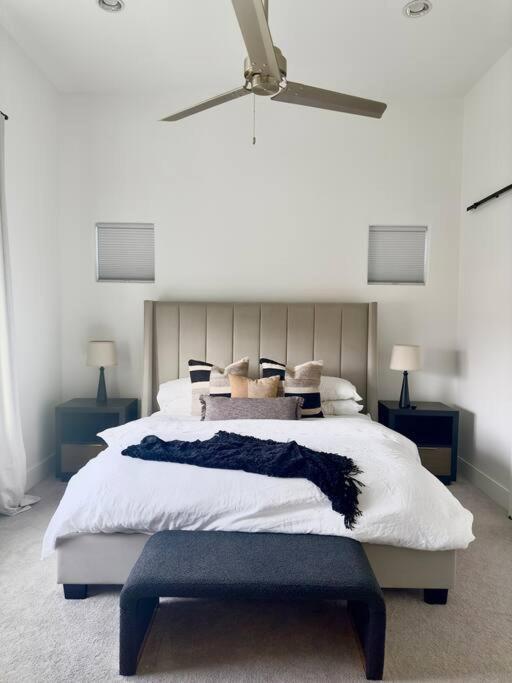 Comfortable Modern In Downtown - Sleeps 10 Holiday home Houston