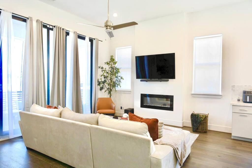 Comfortable Modern In Downtown - Sleeps 10 * Houston