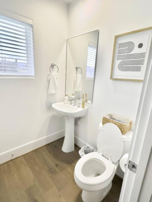 Comfortable Modern In Downtown - Sleeps 10 Holiday home *