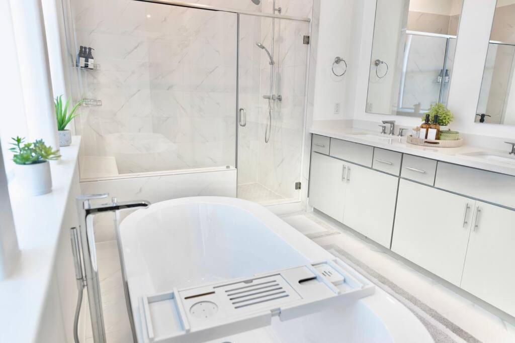 Comfortable Modern In Downtown - Sleeps 10 Holiday home Houston