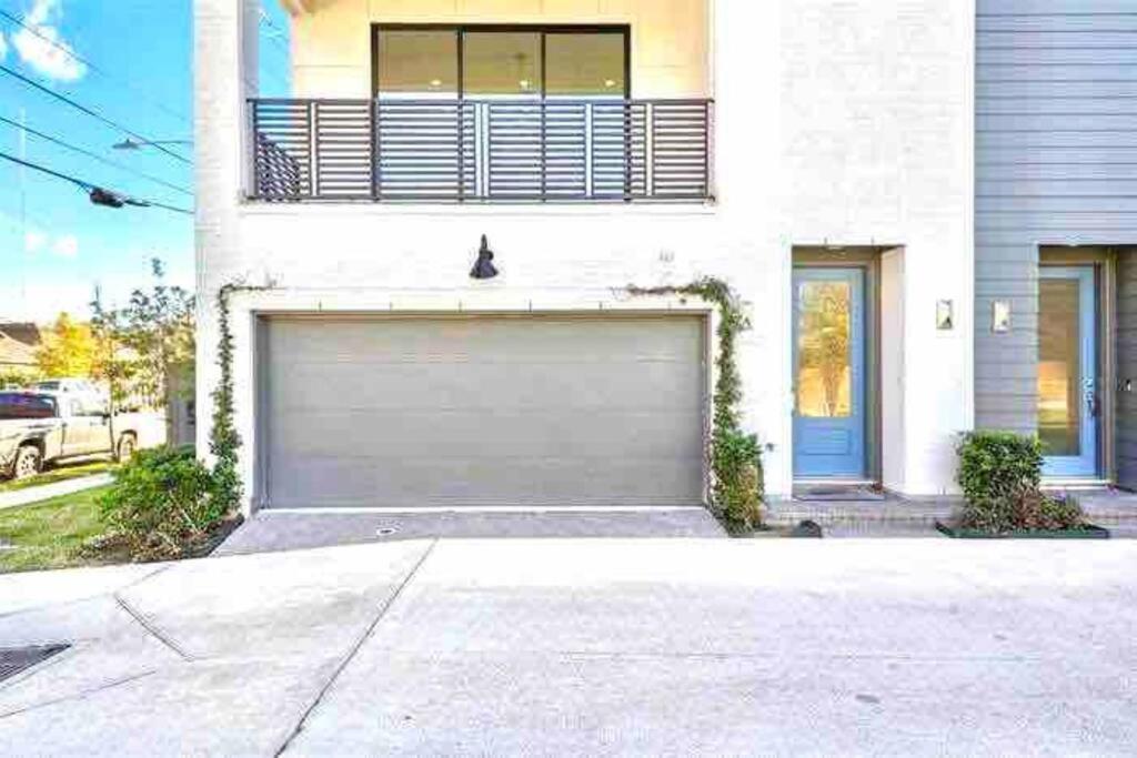 Comfortable Modern In Downtown - Sleeps 10 Holiday home *