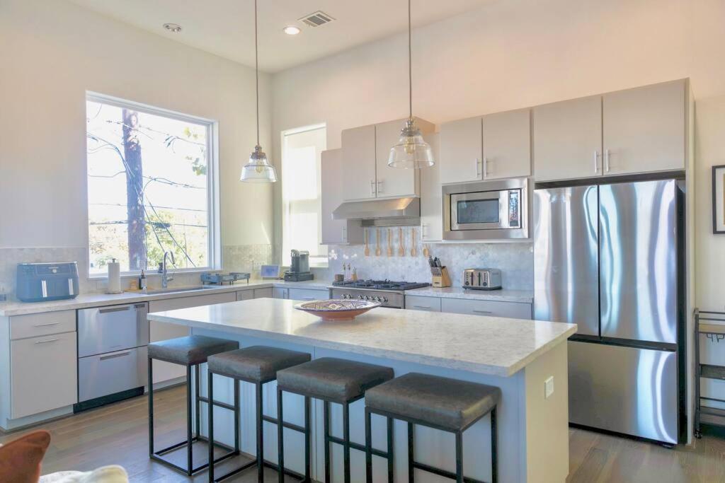 Holiday home Comfortable Modern In Downtown - Sleeps 10 *