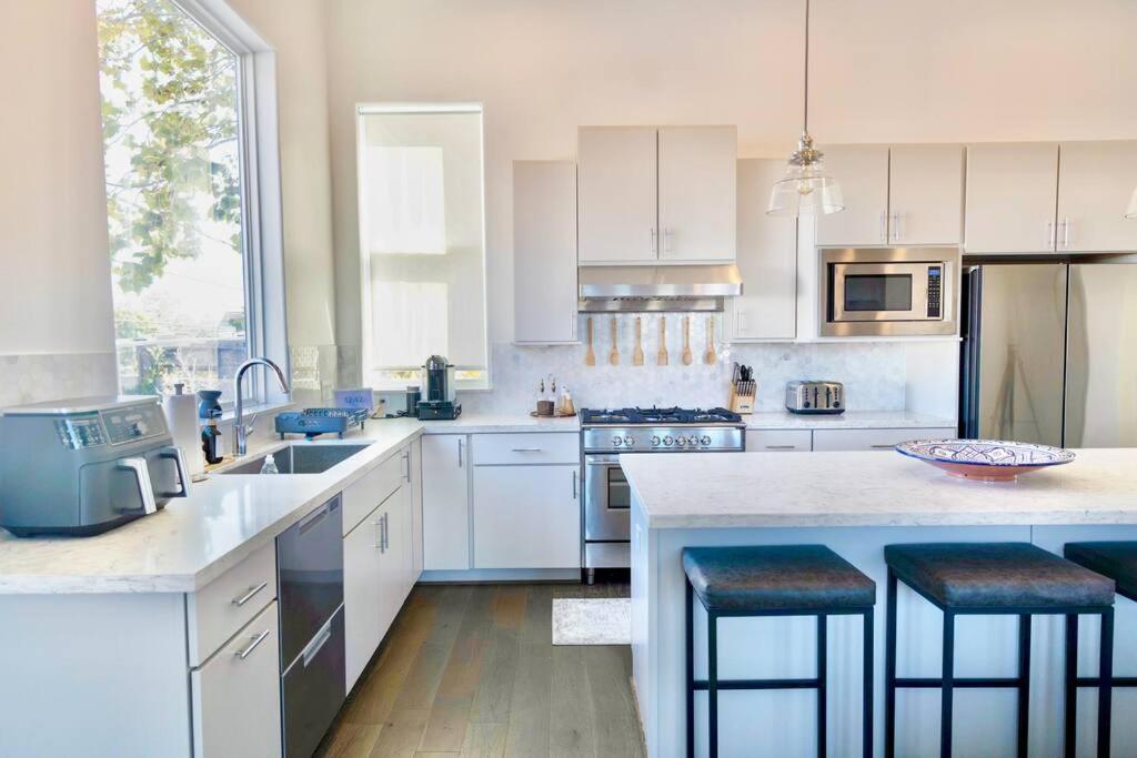 Comfortable Modern In Downtown - Sleeps 10 *