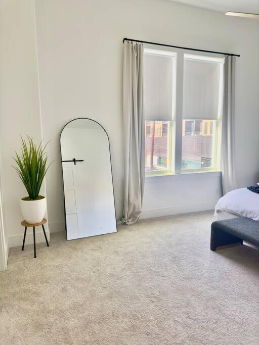 Comfortable Modern In Downtown - Sleeps 10 Holiday home *