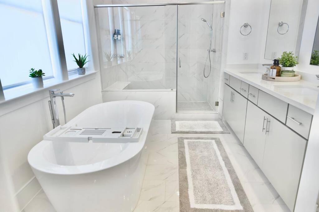 Holiday home Comfortable Modern In Downtown - Sleeps 10 *